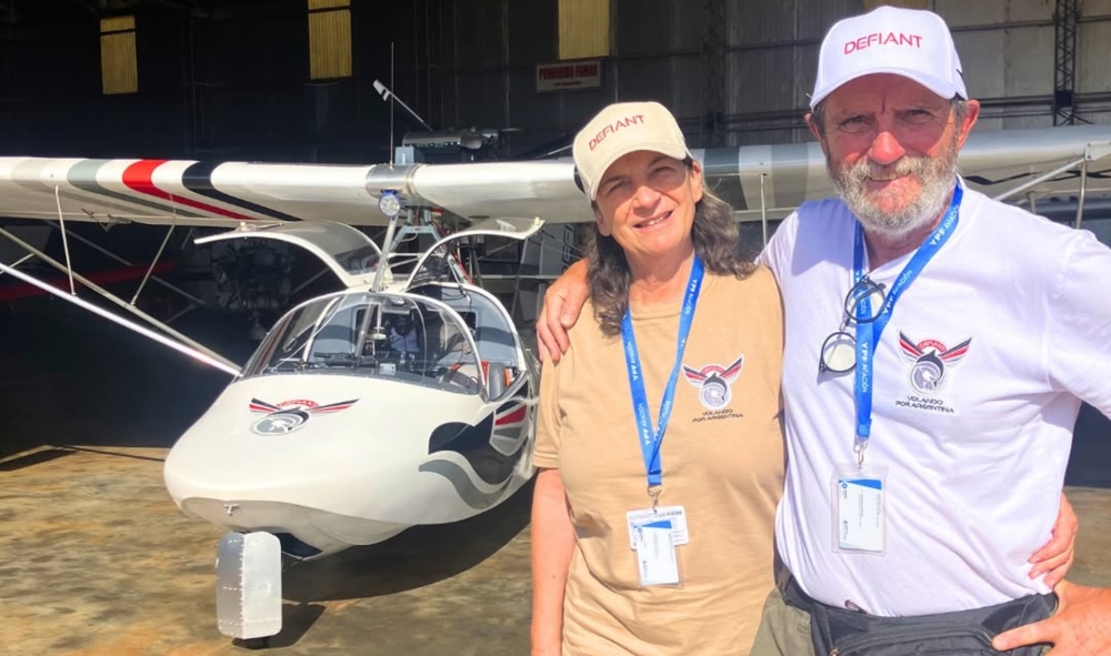 A bordo de un avión restaurado, una pareja recorre el país y llegó a Misiones