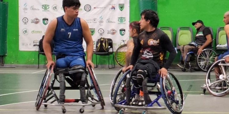 EN COMPETENCIA. Núñez (a la izquierda) juega actualmente en Santa Fe.