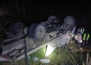 Volcó con su camión en la “Curva de la Muerte” y quedó suspendido dentro de la cabina