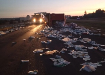 Camionero misionero volcó con carga de politileno