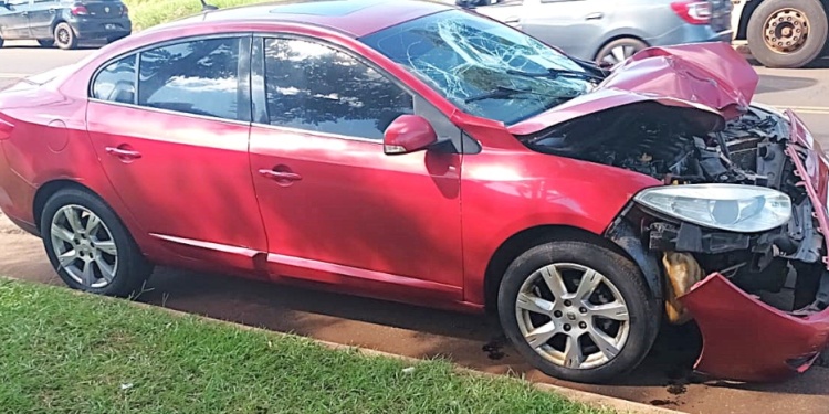 RENAULT FLUENCE. El automóvil fue abandonado por el encartado en la entrada a Itaembé Miní y se dio a la fuga ayudado por un amigo.