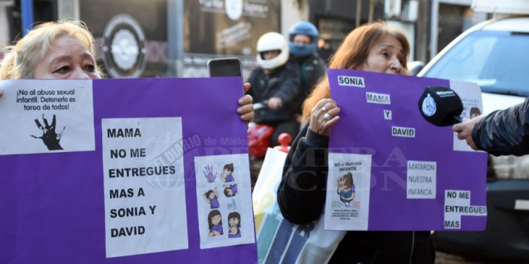 PACÍFICAS Y VALIENTES. La abuela de las dos niñas se manifestó ayer frente al edificio de juzgados y defensorías penales de la calle Santa Fe casi Rivadavia.