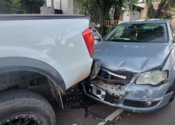 Posadas: perdió el control de su auto y chocó contra una camioneta estacionada
