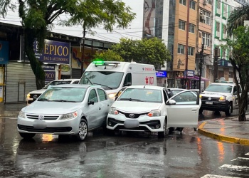 Colisión entre dos autos dejó una mujer lesionada en el centro de Posadas