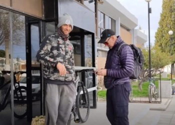 De la desgracia a la esperanza: una ola solidaria le devolvió la bicicleta a un ciclista misionero