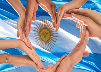 Colecta solidaria por el Día de la Bandera en la plaza 9 de Julio