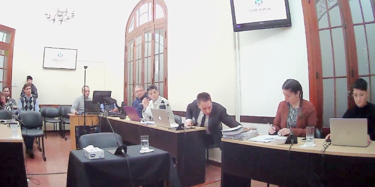 PRIMERA AUDIENCIA. Fiscal Glinka (saco y corbata) y secretarios del Tribunal Penal 1 durante el inicio del debate en el sala de calle La Rioja 1561, centro posadeño.