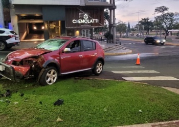 Automovilista chocó contra una columna en la rotonda de Mitre y Sáenz Peña