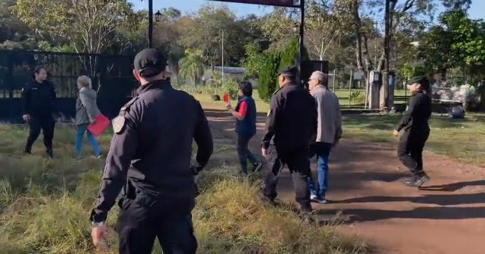 Desobedeció una orden judicial, intentó atacar a policías con un machete y mordió a una oficial: quedó detenida - Image 3