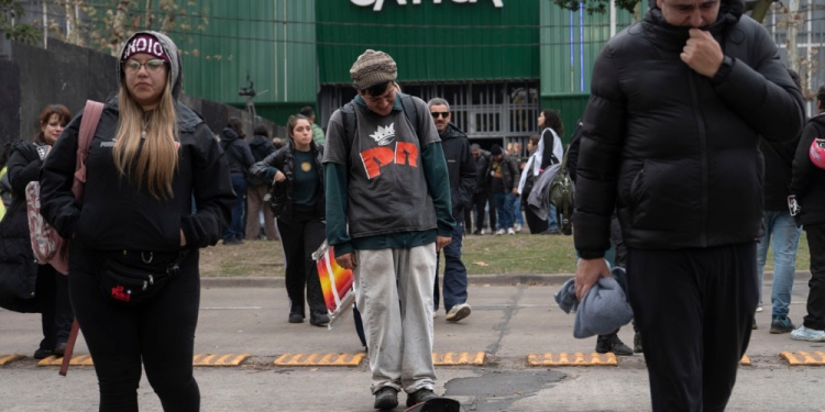 NOTICIAS ARGENTINAS
BAIRES, JUNIO 7: Miles de fanáticos llegan sin pausa a Avellaneda para despedir al Indio Solari. Una incesante marea de miles de fanáticos sigue llegando en estos momentos al Polideportivo Gatica de Villa Domínico, en el partido de Avellaneda, para despedir a Carlos Alberto “Indio” Solari en el Parque Los Derechos del Trabajador. FOTO NA: DANIEL VIDES.