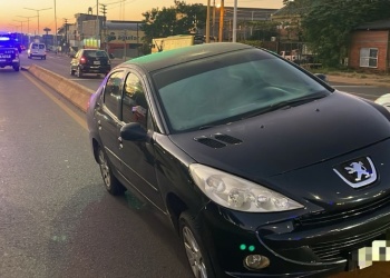 Posadas: despistó y el auto terminó sobre el muro divisorio