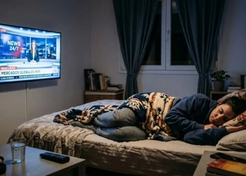 ¿Dormís con la televisión encendida? La neurociencia explica por qué este hábito es tan común