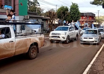 Tras la victoria y clasificación de Argentina, vecinos de El Soberbio festejaron con una caravana