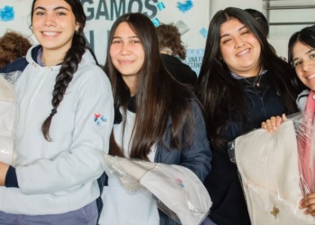 Estudiantes de la EPET 2 entregaron mantas al Hospital Materno