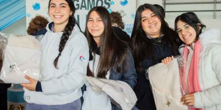 “COBIJAR CON AMOR”. Las confeccionaron con nuevo equipamiento.