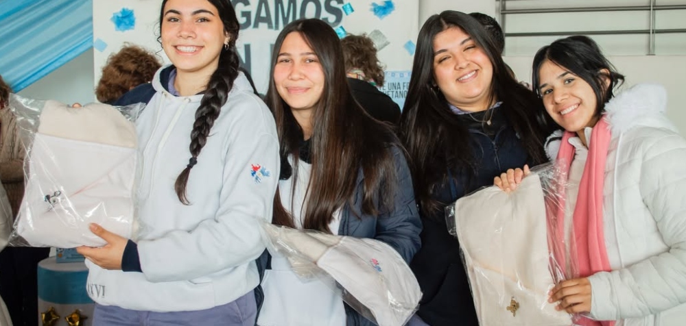 Estudiantes de la EPET 2 entregaron mantas al Hospital Materno