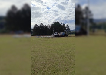 Despistó un camión cargado con yerba canchada sobre la ruta 14 en Dos de Mayo