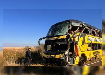 Un pasajero muerto tras el choque entre un colectivo y un camión en Corrientes
