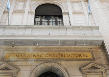 Revés judicial para el Gobierno: declaran nulo el DNU que pasaba el trámite de ciudadanía a Migraciones