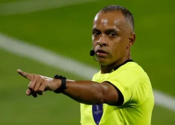 El árbitro Wilton Sampaio se volvió viral por un anuncio en inglés durante el Mundial