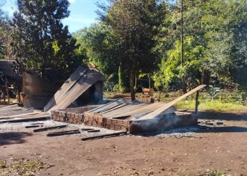 El fuego arrasó con una vivienda y se extendió otra casa en Puerto Iguazú
