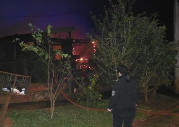 Una casa fue consumida por las llamas en Ruiz de Montoya y sospechan que fue intencional