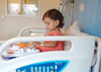 Jade tiene un año y medio, fue derivada al Garrahan por un tumor y su familia necesita ayuda