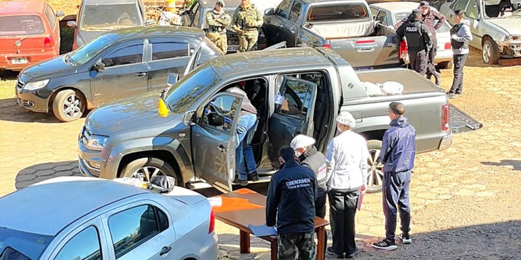 REQUISA DE POLICÍA CIENTÍFICA. Se tomaron rastros para cotejos pero también se hallaron armas, teléfonos y muchas balas.