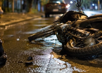 Despistó durante un viaje de Uber Moto y abandonó a su pasajera herida en Posadas