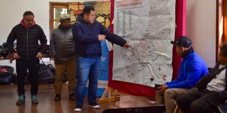 OLA POLAR. Frazadas, camperas y zapatillas para que las familias guaraníes no sufran el frío.