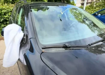 Qué significa una tela blanca colgando de la ventanilla de un auto en la ruta