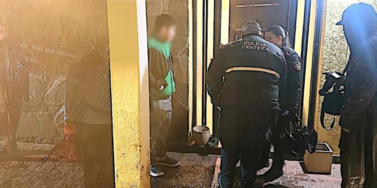PROCEDIMIENTO DE POLICÍA CIENTÍFICA. Los efectivos de la división dependiente de la Unidad Regional X trabajaron desde temprano en el escenario del ataque con arma de fuego.
