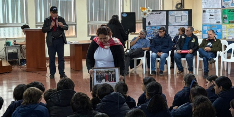DIÁLOGO CON LOS PROTOGONISTAS. Un mano a mano imperdible para los alumnos del Santa María. / foto gentileza A. Rolón