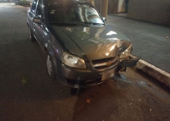 Demoraron a un conductor tras hallarlo con un auto dañado en el centro de Posadas