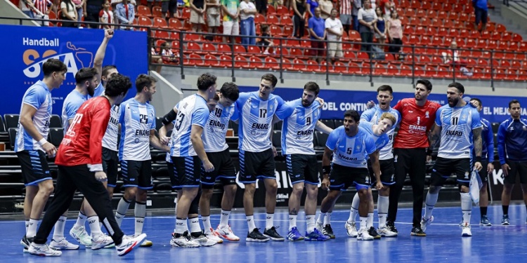 INCREÍBLE, PERO REAL. Argentina que viene de salir campeón Sudamericano, en Paraguay, tras vencer a Brasil en un infartante partido 26 a 25 y clasificar al Mundial de Alemania, debutará en suelo germano ante el mismo rival.