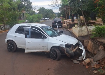 Una conductora perdió el control de su auto y terminó contra una medianera