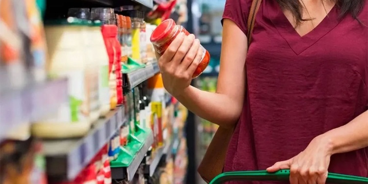 El consumo minorista sigue condicionado por la pérdida de poder adquisitivo: los hogares priorizan alimentos, salud y compras básicas, mientras postergan rubros no esenciales.