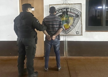 Detuvieron a un hombre acusado de agredir a su pareja y resistirse con una barra de hierro