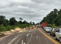 Volcó el acoplado de un camión con madera sobre la ruta 12