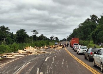 Volcó el acoplado de un camión con madera sobre la ruta 12