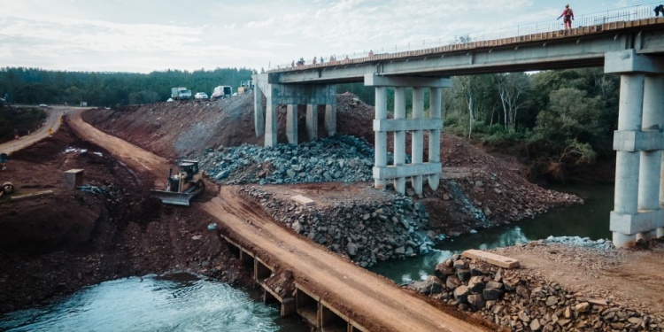 UNO Y OTRO. El río Uruguay, con su creciente extraordinaria también hizo de “tapón” al arroyo Pindaytí.