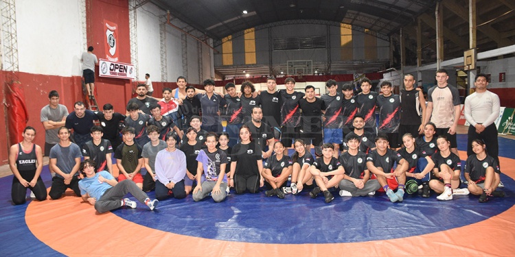 TODO LISTO. Parte de los luchadores que participarán EN el certamen, ayer por la tarde, en un entrenamiento conjunto.