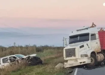 Camionero oriundo de Misiones protagonizó un fuerte choque con una camioneta sobre la Ruta 11 en Santa Fe