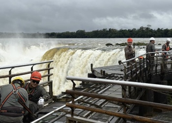 “Desarman” las barandas del circuito Garganta del Diablo por la crecida del río Iguazú