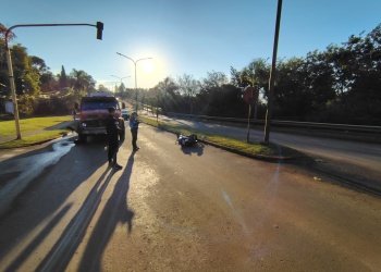 Motociclista sufrió graves lesiones tras chocar contra un camión detenido en un semáforo en Oberá