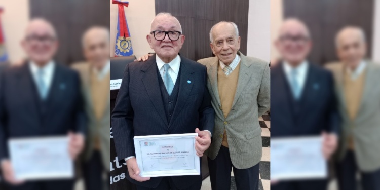 RECONOCIMIENTO. Su hermano Carlos, también quiso estar presente.