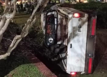 Campo Viera: tras despistar y volcar a bordo de una camioneta, terminó con lesiones