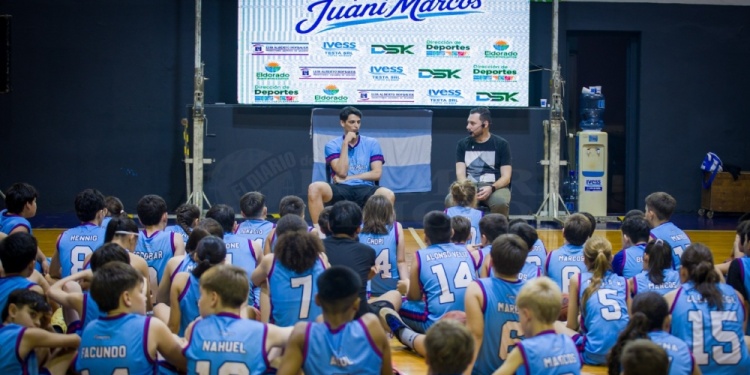 A PLENO. El Campus que ofreció “Juani” Marcos en Eldorado tuvo una gran asistencia de chicos, que lo disfrutaron./ Foto C. Reble