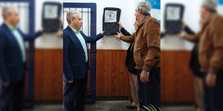 HOMENAJE. Dirigentes y socios, ayer, junto a la plaqueta por el centenario./ Gentileza Ailin Álvarez