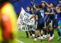 Tras vencer a Inglaterra, los jugadores argentinos celebraron con una bandera que decía: “Las Malvinas son argentinas”